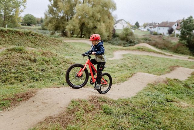 Junger EBE-Fahrer auf dem Pumptrack