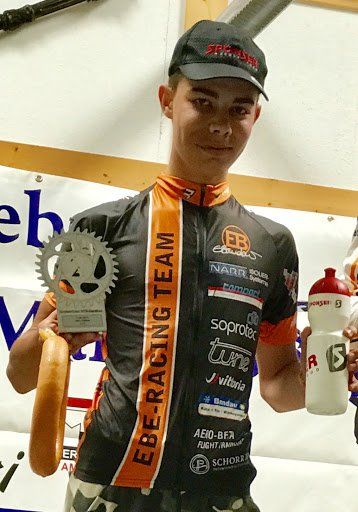 Junger EBE-Fahrer mit Pokal